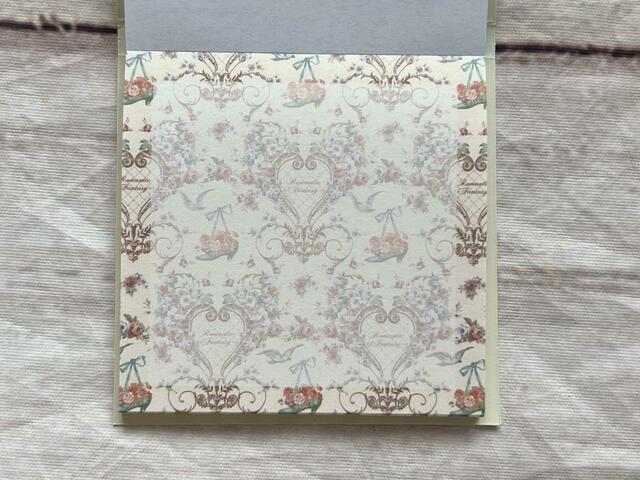 絵柄は2種類。合計70P入り