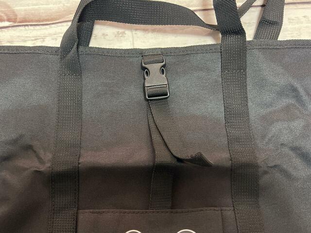 フロントのポケットには物が落ちないようにベルト付き。凝っていておしゃれ！