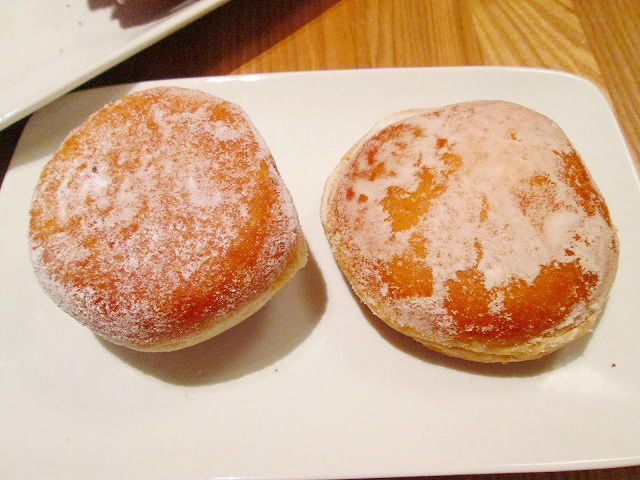 （右）セブン-イレブン「ホイップクリーム」　（左）ミスタードーナツ「エンゼルクリーム」