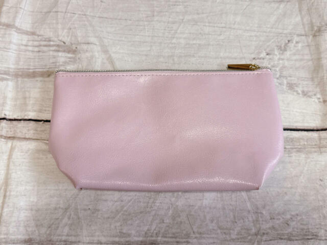 背面は装飾がないシンプルなデザイン