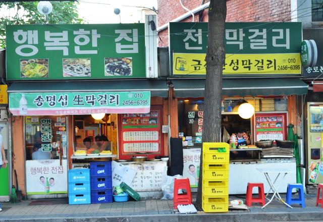 屋台通りの中間地点、南側にある「ヘンボッカンチプ」は緑色の看板が目印