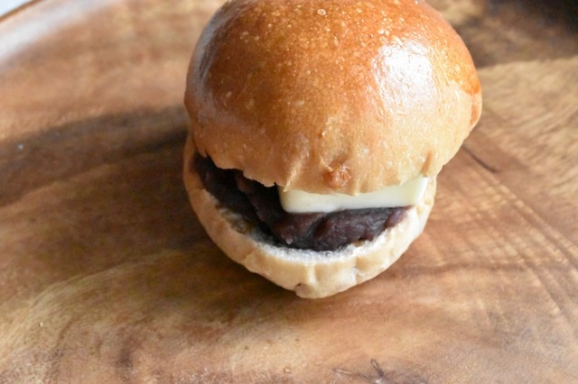 ハンバーガーのようなトロワのあんぱん