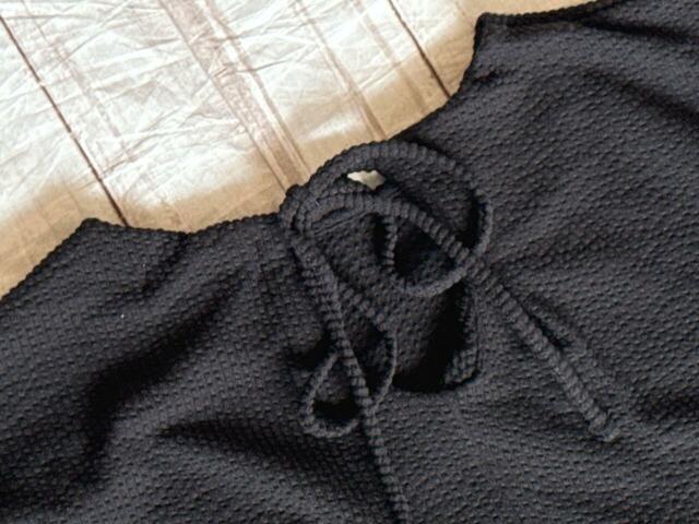 バックスタイルの首元が丸くカットアウトされており、肌見せ仕様になっています