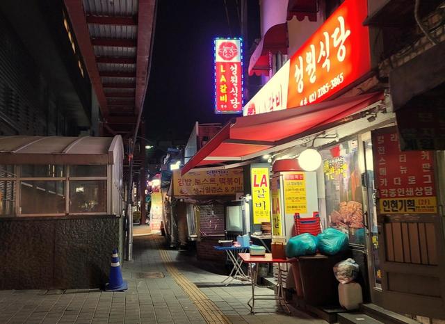 LAカルビの専門店。左上に工事中の空中歩行路が見える