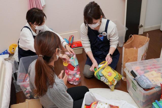 キャストさんと確認しながら、モノを分類し仕分けていく　撮影：源賀津己