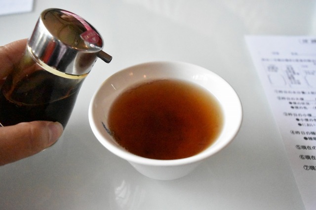 そこに醤油を回し入れる