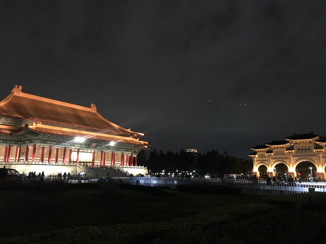蒋介石を記念して建てられた中正紀念堂の夜景