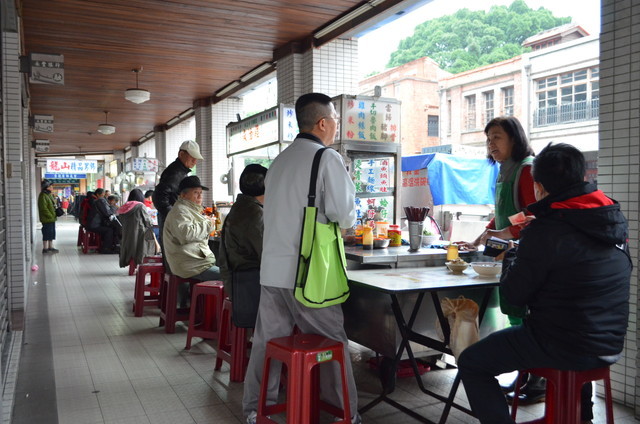 おじさんの一人客ばかりなので、上野駅前のガード下を思わせる雰囲気だが、女将さんがやさしいので女性客でも安心。『當歸豬腳排骨』。