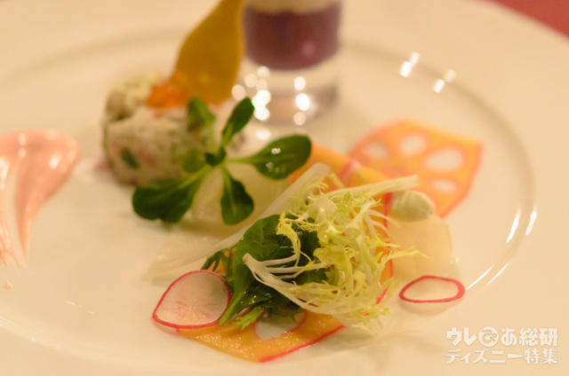 「マゼランズ」レミーのスペシャルコース：ズワイ蟹と黒米のガトー仕立て、紫イモのムースとホワイトアスパラガスのエスプーマ｜東京ディズニーシー「ピクサー・プレイタイム」2018年