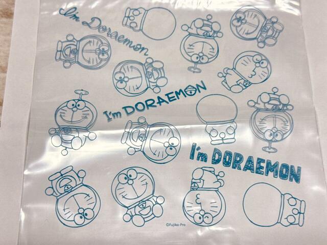B柄は、淡いブルーのドラえもんの総柄デザイン