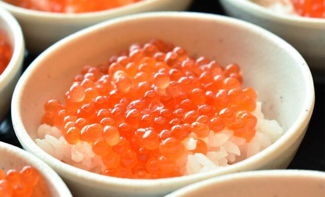 「いくら丼（セルフスタイル）」＜期間：2026年2月1日〜3月29日＞【地上256mの絶景でブランチ！関西の超高層ランドマークタワーで味わう冬の贅沢「蟹食べ放題ブランチバイキング」開催中！】