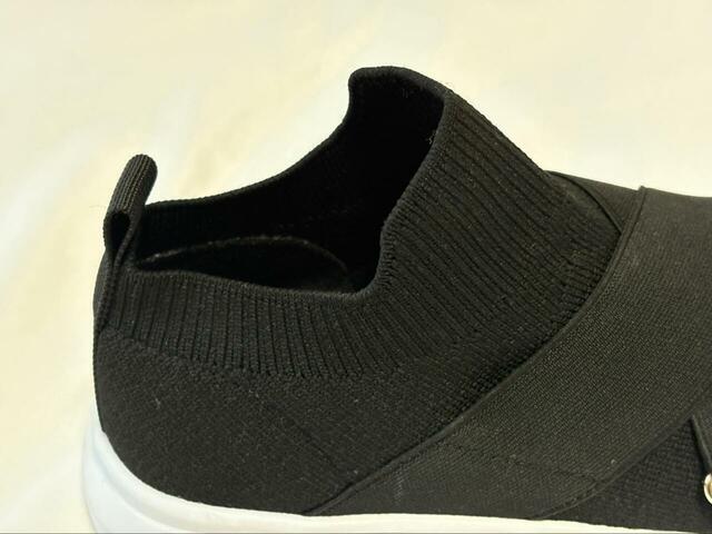 【FOUND  GOOD ニットスニーカー】履き口はやや小さめ。その分フィット感があります◎