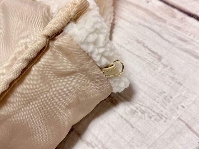 内側両サイドにDカン付きで手持ちのショルダーストラップがつけられる仕様