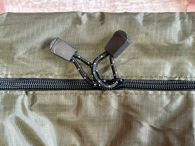 Wファスナー仕様。ファスナーの引き手もアウトドアテイストでかわいい♪