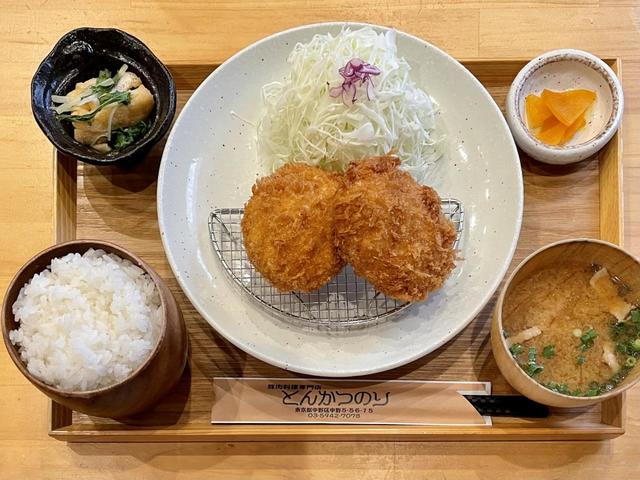 【豚肉専門料理店とんかつのり】「メンチかつ」にもおいしいご飯と小鉢が付いていた
