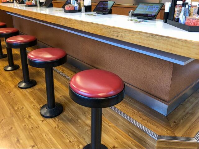 【すき家】店内はカウンター席とテーブル席が備えられています