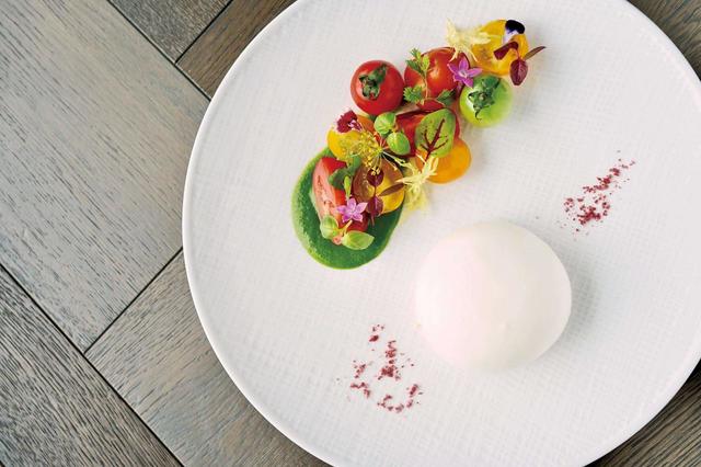 ブッラータ2800円（税・サ別）。フレッシュで上質なチーズの味わいを堪能できる一皿（フォーシーズンズ ホテル東京大手町 PIGNETO）