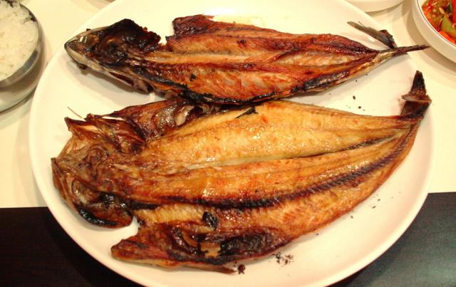 手前がホッケ、奥がサバ。ごはんが進むこと