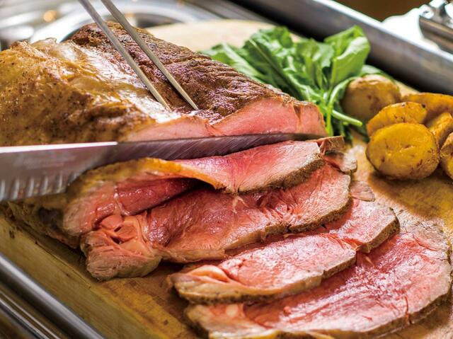 「はこだて大沼黒牛のローストビーフ 」【蟹食べ放題！北海道の海と大地の恵みを大満喫できる「おいしい北海道ディナービュッフェ」】