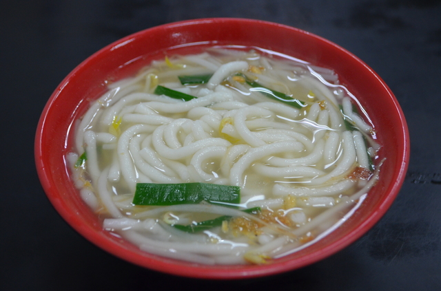 『伍條通手工米苔目』で一杯飲んだあとは米苔目で〆る。米粉でできたふわふわ食感の麺