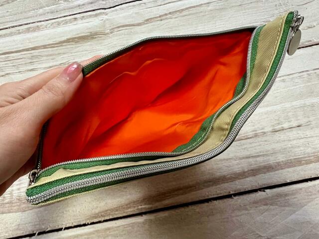 2段目のポケット。深さが結構あるのでたくさん入りそう【GLOW 2023年11月号】付録「SNOOPYスヌーピーのビーグル・スカウト50周年」3段ポケット収納上手ポーチ