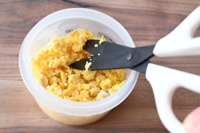 【つくりおき食堂「5分で完成するそぼろ弁当」】ポロッポロの卵にしたい場合はキッチンバサミ活用でも◎