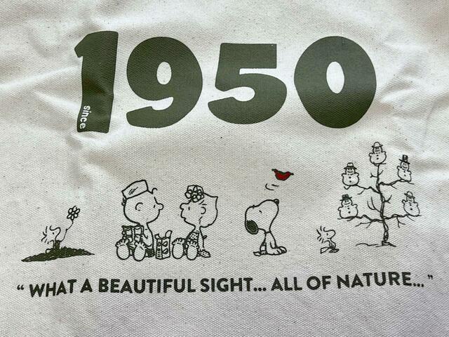 「1950」のロゴと四季の自然に触れるPEANUTSの仲間たちがプリントされています！【SNOOPY HOBBY TOTE BAG BOOK：スヌーピーの大容量ボックストート】