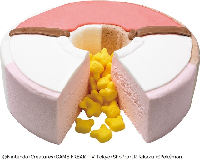 ケーキの真ん中にはなんとピカチュウのお菓子が！！