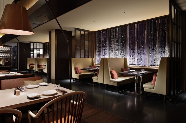 「NAMIKI667」背もたれの高いソファ席も