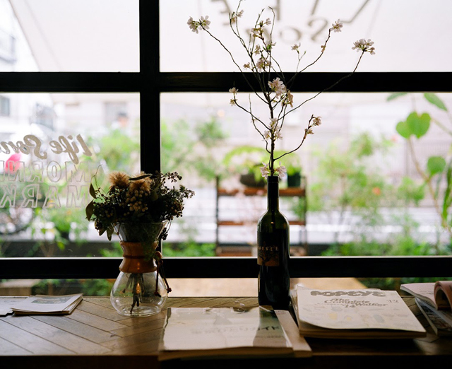 CAMERA:makina67 / 大好きなお店の姉妹店でパチリ。レンジファインダーは逆光でのピント合わせが本当に難しいです…