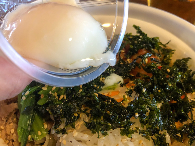 【すき家　おんたま黒ビビンバ牛丼】続いておんたまをトッピング　筆者はカップ容器にたまごを割り入れてから牛丼に乗せました海苔の香りがふわっと広がって食欲が刺激されます