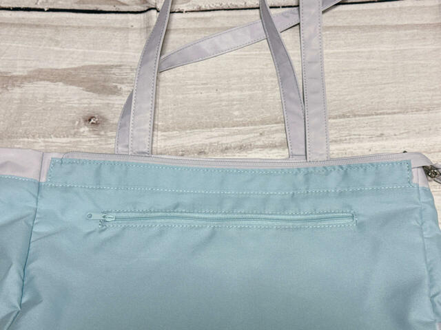 背面側にはファスナーポケットが1つ