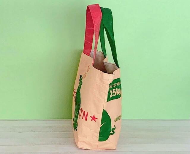 商品サイズ（約）：縦19.5cmｘ横29cm　マチ9cm　持ち手の長さ：32cm【カルディコーヒーファーム】「ベトナムバッグ」（ブタ柄）価格：1,500円（税込）