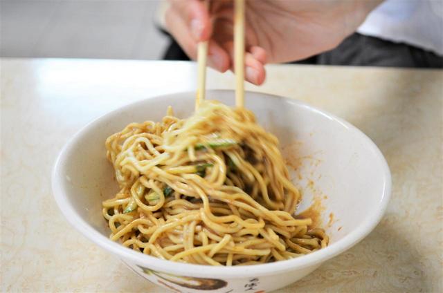 涼麺は食べるとき、ゴマダレが麺にからむようよく混ぜて