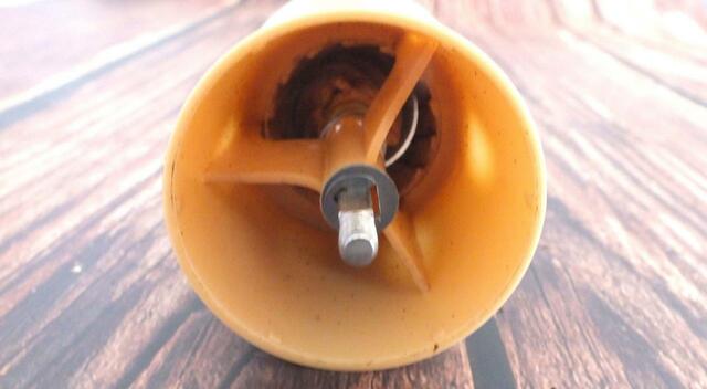 使用後はコーヒー粉がホッパー内部に付いてしまいます