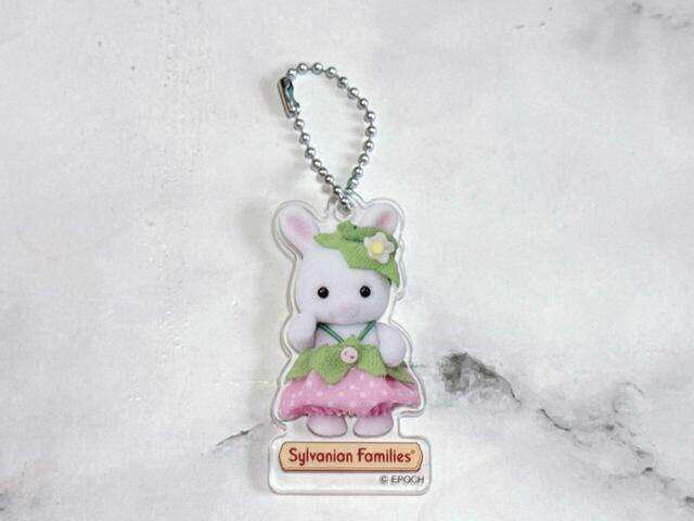 アクリル製のキーチェーンで、全長は約6.5cm（ボールチェーン除く）