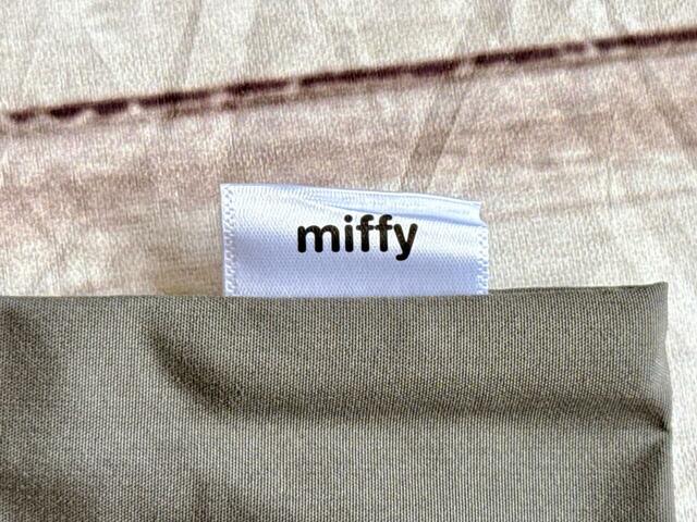 右下部には「miffy」のロゴタグ付き