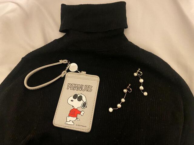 【宝島社　PEANUTS スヌーピー リール付きICカードケース】カジュアルでもキレイめでも持ちやすいデザイン