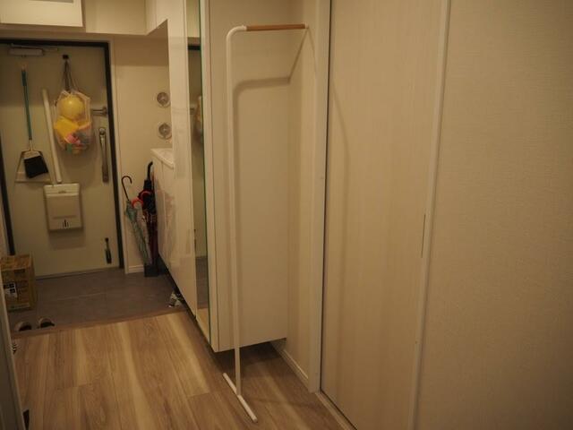 【山崎実業 (Yamazaki) スリムコートハンガー タワー】実際に玄関に設置した様子。玄関の僅かな隙間に設置できて感動！