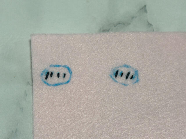 頬のパーツ。刺繍ができました!