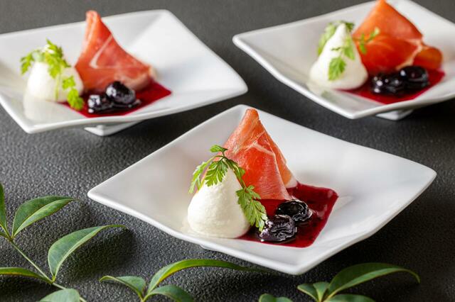 「ハスカップとマスカルポーネと生ハムのアンサンブル」＜期間：2026年1月10日〜4月10日＞【北海道産ブランド肉が「横浜ベイシェラトン」に大集結！“黒毛和牛”も“シメパフェ”も楽しめる冬の豪華ブッフェ開催！】