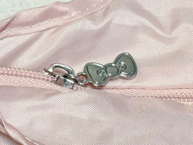 ファスナーの引き手にも注目。シルバーのキティちゃんリボンチャームが付いており、細部までかわいさが詰め込まれたデザインが魅力♪