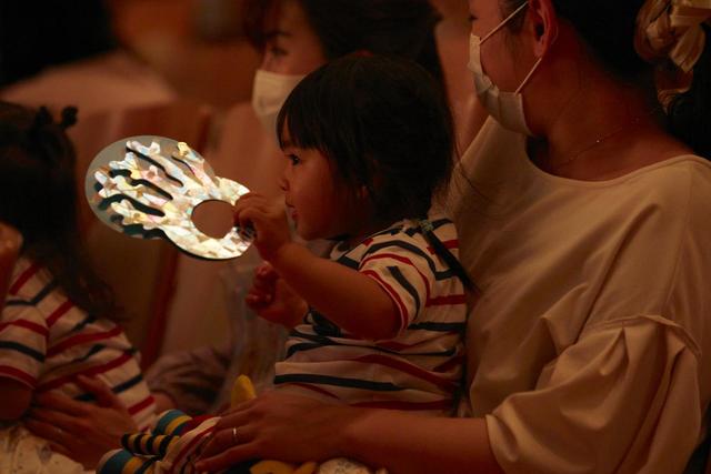 応援グッズの「ふりふり サンゴ」は、小さいお子さまでも簡単に振ることができます。