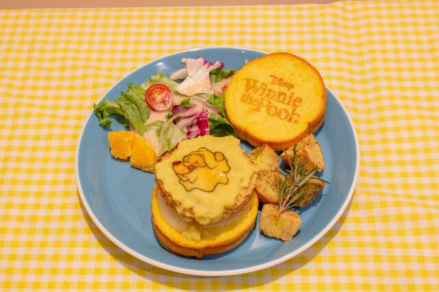 ポテト＆ソイミートのハンバーガ 2,490円｜「くまのプーさん」FUNNY & HUNNY OH MY CAFE