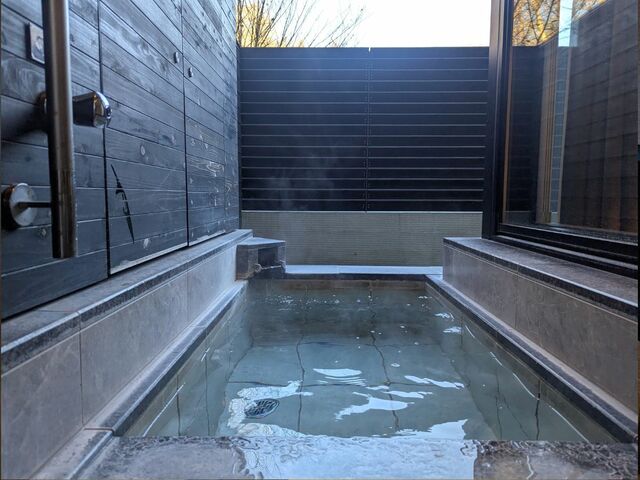 【軽井沢マリオットホテル】ノースウイングの客室「温泉露天風呂付プレミアルーム キング」の露天風呂