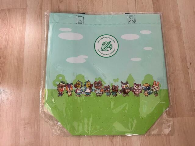 【ファミリーマート　『あつまれ　どうぶつの森』キャンペーン】限定デザインのトートバッグ。たぬきちやフータたちの住民がたくさんいて、あつまれどうぶつの森のロゴも入っていてかわいい！