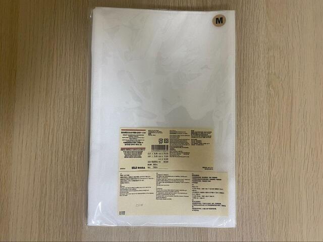 【無印良品　高さが変えられる不織布仕切ケース・中・２枚入り】包装紙右上の「M」サイズのシールが目印