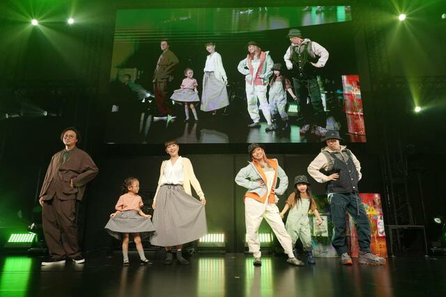 「ワークマン春夏新製品発表会」ステージで親子コーデのファッションを披露