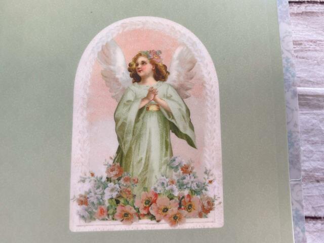 天使のイラストはもちろん、足元に咲き乱れているお花も美しい…！