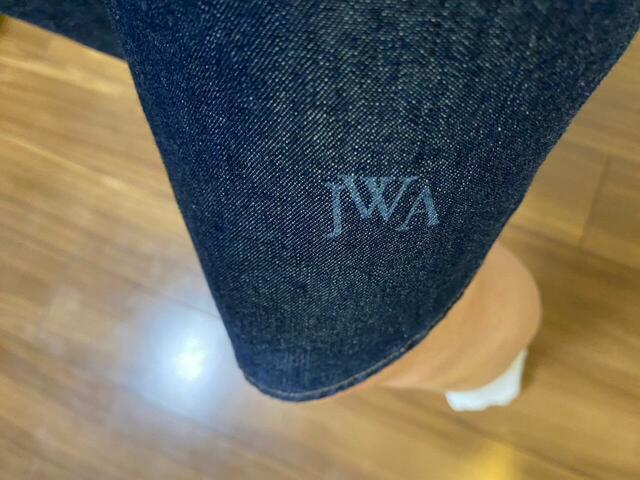 【UNIQLO デニムシャツワンピース】裾にはJW ANDERSONの「JWA」の刺繍が施されていておしゃれ！